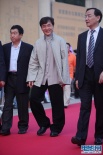 成龙中式服装亮相笑容亲和 胡歌黑西装帅气十足