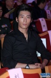 竇驍黑色襯衣亮相頒獎(jiǎng)現(xiàn)場(chǎng) 笑容內(nèi)斂顯帥氣謙和