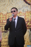 《一代宗师》导演王家卫亮相 微笑招手黑超耍帅