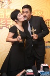 周润发、吴君如获境外华裔演员奖 后台贴面庆祝