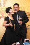 周潤發(fā)、吳君如獲境外華裔演員獎 后臺貼面慶祝