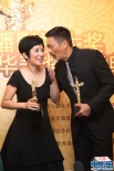 周潤發(fā)、吳君如獲境外華裔演員獎 后臺貼面慶祝