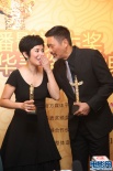 周润发、吴君如获境外华裔演员奖 后台贴面庆祝