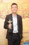 文章获优秀新人男演员奖 后台举奖杯露开心笑容