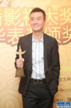 文章获优秀新人男演员奖 后台举奖杯露开心笑容