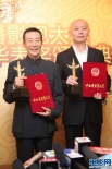 優(yōu)秀男演員葛優(yōu)、李雪健亮相后臺 微笑合影受訪