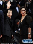 中国名导贾樟柯红毯受追捧 挥手致意异国粉丝