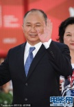 導(dǎo)演吳宇森攜妻子亮相水城 滿面笑容揮手致意