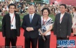 導(dǎo)演吳宇森攜妻子亮相水城 滿面笑容揮手致意