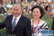 導(dǎo)演吳宇森攜妻子亮相水城 滿面笑容揮手致意