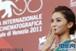 “白蛇”黃圣依白紗純美 “青蛇”蔡卓妍拋飛吻