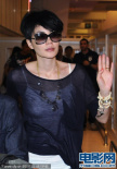 王菲抵台捧场友人开店 复古外套配透视黑纱抢眼