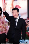 賈樟柯導(dǎo)演紅毯現(xiàn)身 連續(xù)7年參加威尼斯影節(jié)