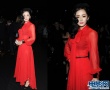 中国女星闯荡欧美时尚周 杨幂拎“鸭子”受热议
