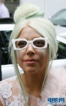 GaGa翠绿西服头顶美元帽 蕾丝透视装道姑头抢镜