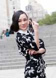霍思燕紐約街頭拍寫(xiě)真 穿復(fù)古連衣裙顧盼生輝