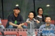 姜文与爱妻携子其乐融融看比赛 儿子略显不耐烦