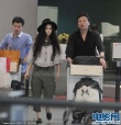 范冰冰烟熏潮装亮相机场 蹲地整行李不慎走光