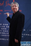 文隽为《绣花鞋》助威 黑西装衬托名导风范
