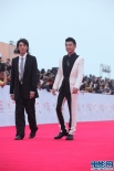 黃又南、鄭愷黑西裝低調(diào)亮相 揮手致意笑容親和