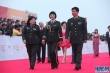 《極限沖刺》劇組昂首闊步 集體著軍裝英姿颯爽