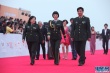 《极限冲刺》剧组昂首阔步 集体着军装英姿飒爽