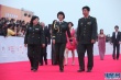 《極限沖刺》劇組昂首闊步 集體著軍裝英姿颯爽