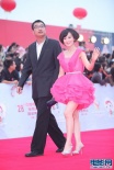 《危机公关》剧组亮相 粉嫩女冯波手挽王劲松