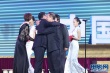 岳秀清、肖风为最佳纪录片颁奖 拥抱获奖者祝贺