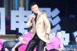 主持人吴刚上台精彩表演 声情并茂烘托晚会气氛