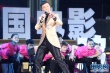 主持人吴刚上台精彩表演 声情并茂烘托晚会气氛