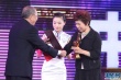 鄭衛(wèi)莉?yàn)樽罴褢蚯C獎(jiǎng) 獲獎(jiǎng)?wù)叩桥_(tái)捧獎(jiǎng)杯