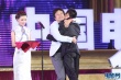 王伍福、舒楠为最佳录音奖颁奖 王丹戎上台领奖