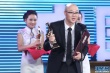 龔雪頒發(fā)評(píng)委會(huì)特別獎(jiǎng) 《鋼的琴》導(dǎo)演高舉獎(jiǎng)杯
