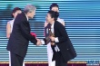 陈力凭《爱在廊桥》获最佳导演奖 田华为其颁奖