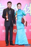 孫淳、娜仁花金雞獎(jiǎng)封帝后 后臺(tái)合影親吻獎(jiǎng)杯