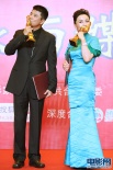 孫淳、娜仁花金雞獎(jiǎng)封帝后 后臺(tái)合影親吻獎(jiǎng)杯