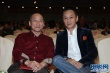 张建亚晚会候场轻松淡定 与陈德森合影显默契