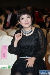 吕丽萍黑色蕾丝裙装复古优雅 笑容大气从容