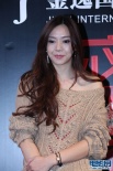 “密室2”明星见面会 周韦彤淑女现身大气温婉