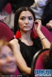 《转山》女主角李桃现身颁奖礼 民族风时尚典雅