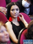 《转山》女主角李桃现身颁奖礼 民族风时尚典雅
