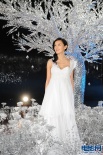 林熙蕾雪肌代言護(hù)膚品 漫步水晶樹下似仙女