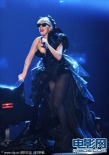 LadyGaGa豪放车旁表演 爆乳搂设计师香艳诱惑