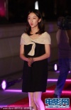 劉嘉玲斜肩白裙似女神 周冬雨嘟嘴賣萌顯可愛