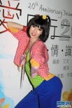 周慧敏現(xiàn)身露甜美微笑 莊思敏假屁股遭眾人摸