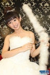 郭书瑶身穿婚纱开心“射箭” 公开征选真命天子