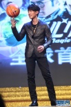 吳尊擺POSE向嫩模耍帥 葉偉信變魔術(shù)閆妮走貓步
