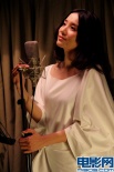 小宋佳献唱《遍地狼烟》主题曲 白裙卷发摇滚范