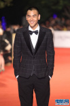 彭于晏格子西装复古亮相 红毯当场跳跃显顽皮
